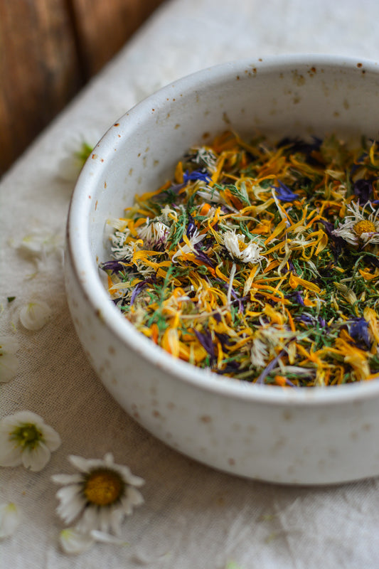 Regionale Räuchermischung mit Räucherbeifuß, Ringelblumen, Gänseblümchen und Kornblumen.