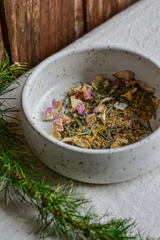 Regionale Räuchermischung für Weihnachten und die Rauhnächte von Regional Räuchern. Mit Tanne, Holunder, Rose und heimischem Harz.