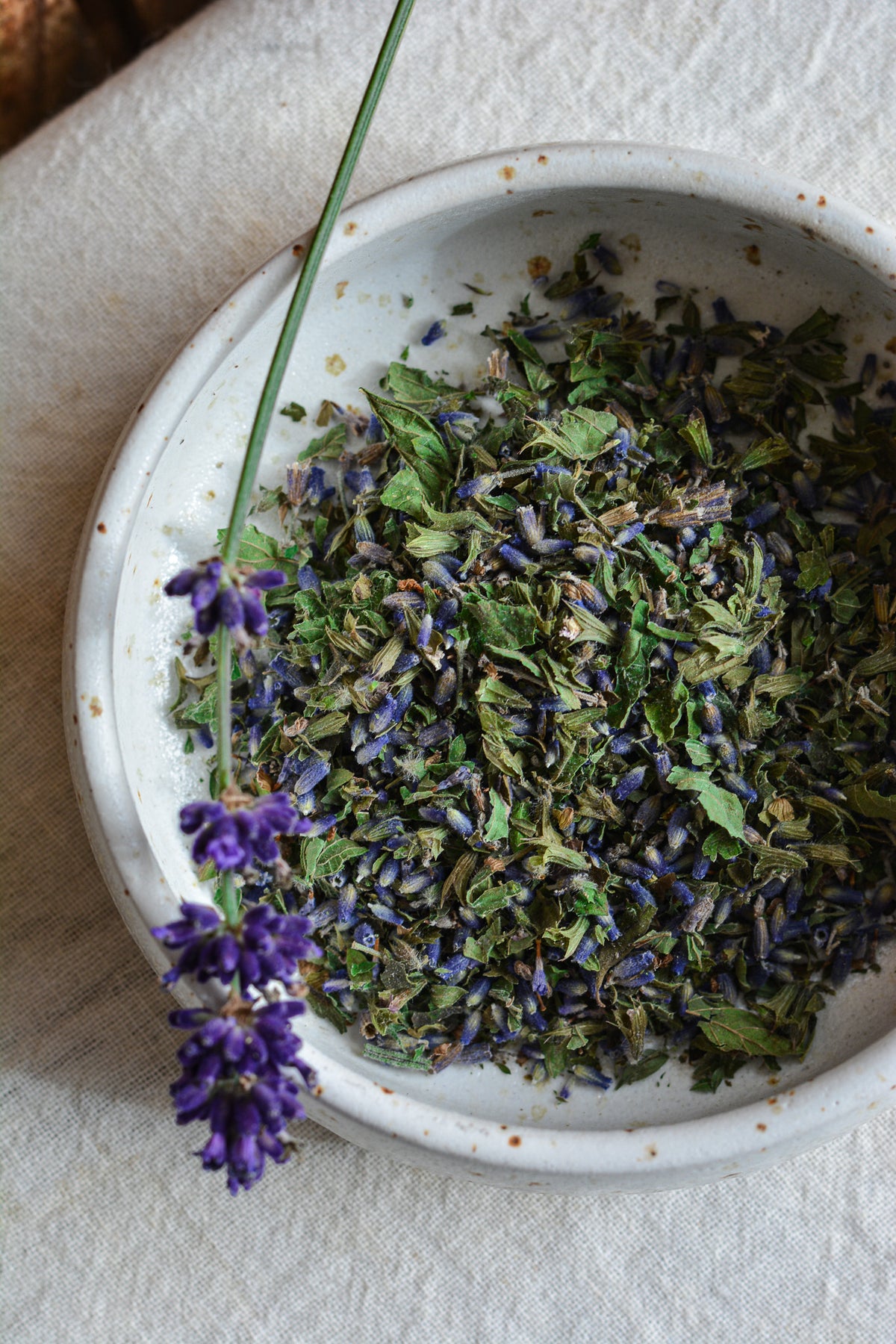 Regionale Räuchermischung für einen Moment der Ruhe von Regional Räuchern. Mit Melisse und Lavendel.