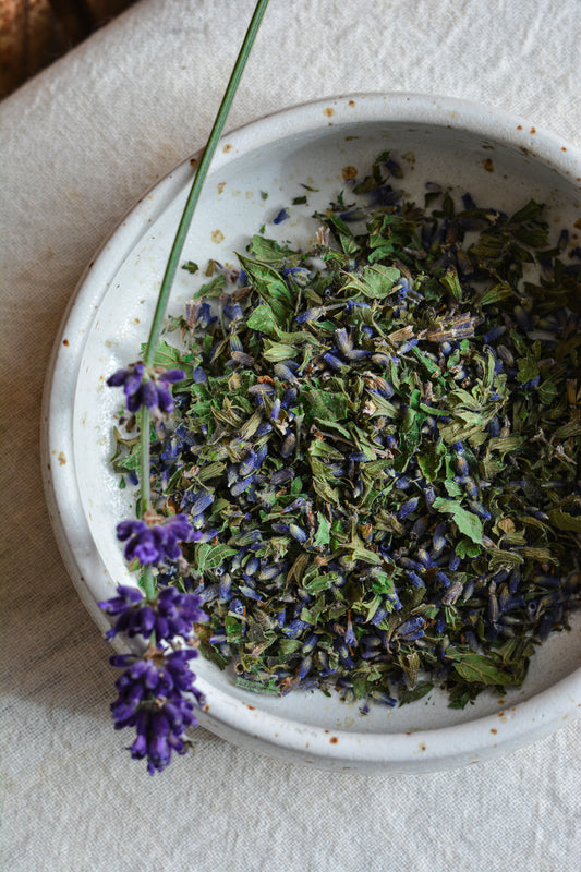 Regionale Räuchermischung für einen Moment der Ruhe von Regional Räuchern. Mit Melisse und Lavendel.
